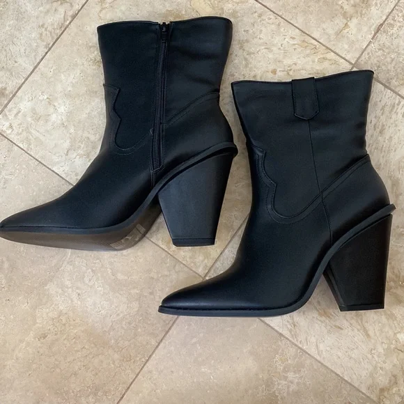 Pointed Toe Bootie. US 9 Black . - Picture 1 of 7